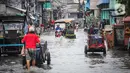 Warga beraktivitas saat banjir rob di Muara Angke, Jakarta, Jumat (25/11/2022). Badan Penanggulangan Bencana Daerah (BPBD) DKI Jakarta mengimbau agar warga di pesisir Jakarta mengantisipasi banjir pesisir atau rob selama 22-28 November 2022. (Liputan6.com/Faizal Fanani)