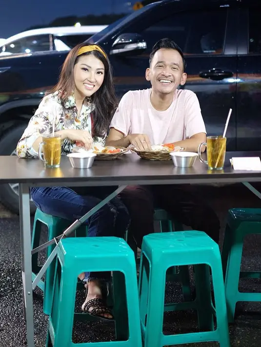 Bukan di hotel atau restoran mahal, pasangan ini pada moment Hari Valentine tahun ini malah makan di kaki lima pinggir jalan. Pujian warganet menyaksikan kesederhanaan pasangan ini. (Instagram/ruben_onsu)