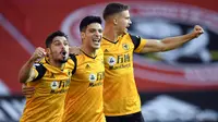 Pemain Wolverhampton Wanderers merayakan gol yang dicetak Raul Jimenez ke gawang Sheffield United pada laga Liga Inggris di Bramall Lane, Selasa (15/9/2020). Wolverhampton menang 2-0 atas Sheffield United. (AFP/Peter Powell/pool)