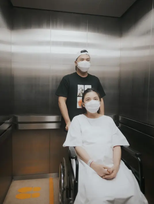 "Sebenarnya tipe yang lebih lihat gimana kedepannya sih. Banyak teman yang bilang anak satu ya anak satu, anak dua itu kayak anak 10. Jadi kita lihat nanti kedepannya gimana,” tutur ayah dua anak ini. (Instagram/glennalinskie)