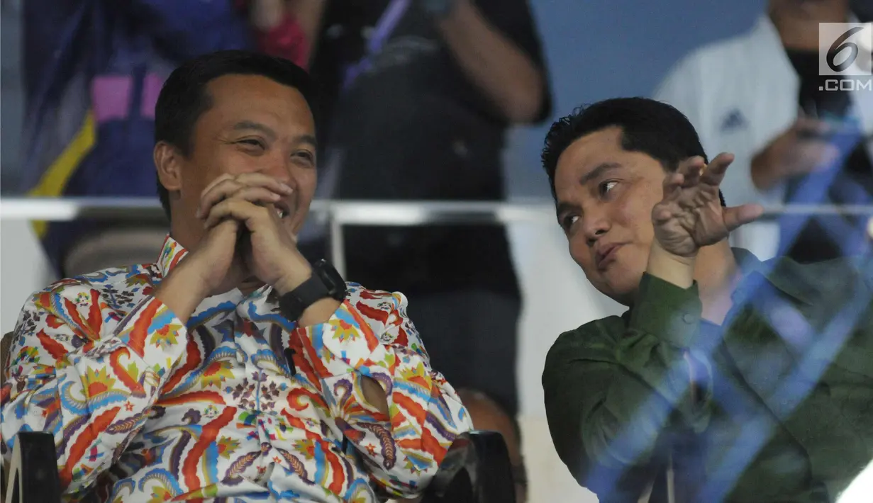 Menpora, Imam Nahrawi (kiri) bersama Ketua INASGOC, Erick Thohir jelang membuka Kejuaraan Junior Senam Artistik Asia ke-15 di Istora Senayan, Jakarta, Rabu (25/4). 20 negera ambil bagian pada ajang ini. (Liputan6.com/Helmi Fithriansyah)