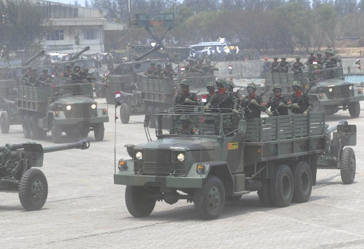 Menyaksikan ganasnya parade kendaraan tempur TNI