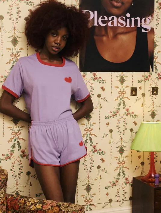 Kehadiran 25 koleksi fashin tampil dengan logo hati, warna meriah, hingga aksen grafis yang begitu fun. [Foto: Instagram/ Pleasing]