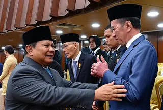 Jokowi beri dua jempol untuk Presiden Prabowo di sidang tahunan MPR/DPR. (Liputan6.com/Biro Pers Istana)