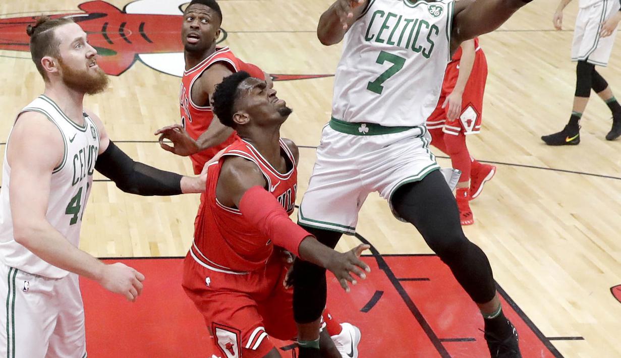 Pebasket Boston Celtics, Jaylen Brown, berusaha memasukkan bola saat pertandingan melawan Chicago Bulls pada laga NBA di Stadion United Center, Selasa (6/3/2018). Celtics menang 105-89 atas Bulls. (AP/Charles Rex Arbogast)