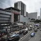 Sejumlah kendaraan terjebak kemacetan di depan kawasan Ratu Plaza, Jakarta, Selasa (7/4/2015). Pemprov DKI bakal memperluas perlintasan pelarangan sepeda motor hingga Jalan Sudirman (Ratu Plaza) Jakarta Selatan. (Liputan6.com/Faizal Fanani)