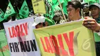Ratusan kader PPP kubu Djan Faridz yang tergabung dalam Komunitas Muslim Pembela Kabah (Kompak) melakukan aksi unjuk rasa di depan Kemenkumham, Jakarta, Senin (16/3/2015). (Liputan6.com/Helmi Afandi)