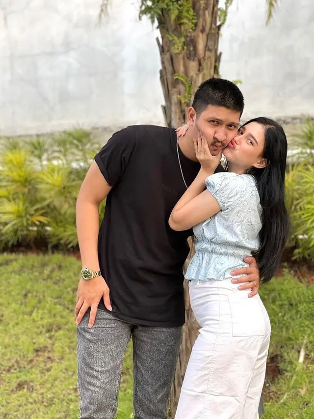 6 Gaya Kasual Yasmine Ow Pamer Baby Bump yang Mulai Terlihat, Bumil Makin Glowing