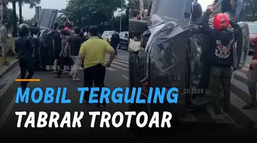 Sebuah mobil menabrak trotoar dan terguling di jalan. Kejadian itu terjadi di Pulomas, Jakarta Timur.