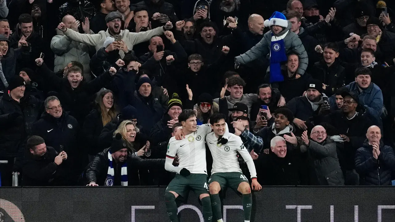 Selebrasi Alejandro Garnacho (kiri) usai mencetak gol di laga Cardiff City vs Chelsea di perempat final EFL Cup di Cardiff City Stadium, Cardiff, Rabu (17/12/2025) dini hari WIB. (Nick Potts/PA via AP)