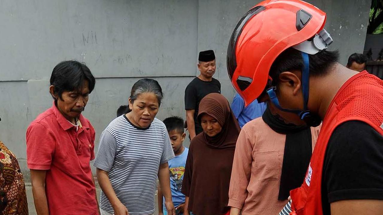 FOTO: Musim Kemarau, PMI Kota Depok Salurkan Ribuan Liter Air Bersih untuk Warga