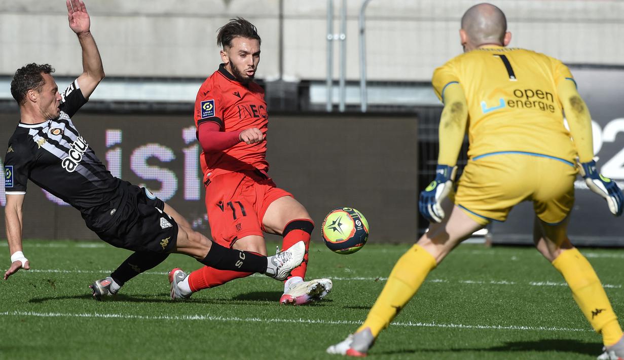 Penyerang Nice, Amine Gouiri (tengah) juga mencetak brace sekaligus penyelamat bagi klubnya saat bertamu ke kandang Clermont Foot. Pemain berumur 21 tahun berkebangsaan Prancis tersebut di musim ini telah bermain sebanyak 14 kali dan menyumbang 8 gol bagi Nice. (AFP/Sebastien Salom-Gomies)