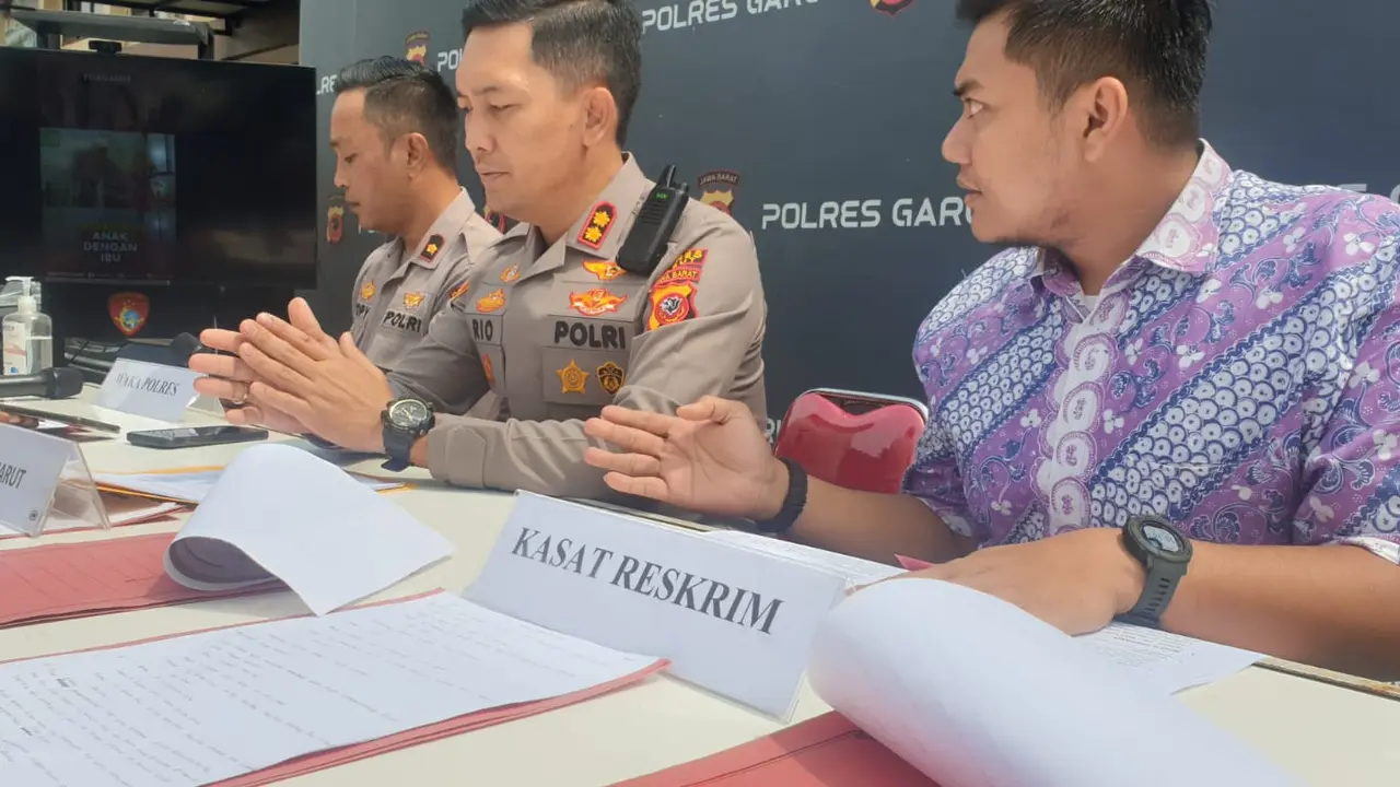 Kapolres Garut AKBP Rio Wahyu Anggoro, tengah memberikan penjelasan kepada awak media dalam rilis kasus di kantornya, Jumat (27/1/2023) (Liputan6.com/Jayadi Supriadin).