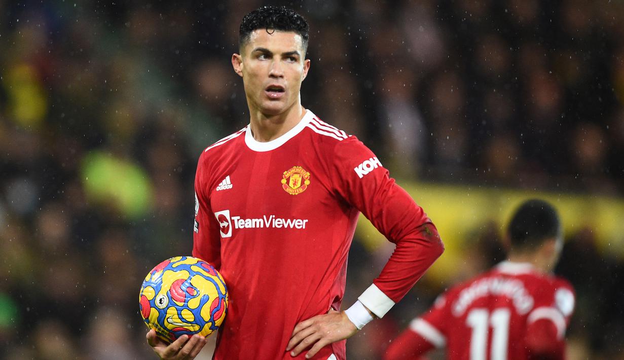 Cristiano Ronaldo. Striker Manchester United ini telah 11 kali terperangkap offside dari total 13 laga di Liga Inggris. Meski telah mencetak 7 gol dan 2 assist, bukan tidak mungkin ia dapat mencetak lebih banyak gol jika dapat meminimalisir catatan offside-nya tersebut. (AFP/Daniel Leal)