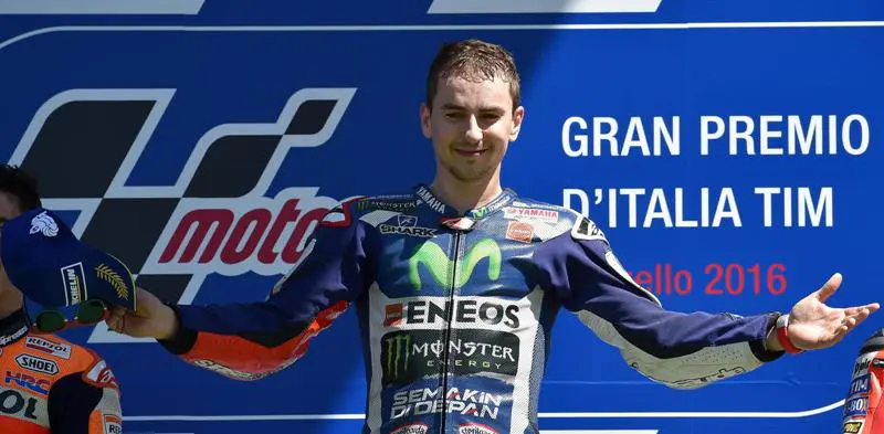 Podium juara MotoGP Italia 2016 di Sirkuit Mugello menjadi milik Jorge Lorenzo saat masih membela Yamaha. (Ettore Ferrari)