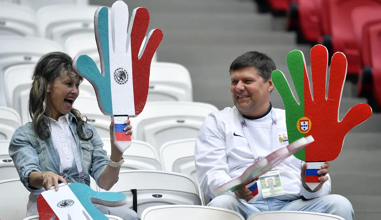 Suporter saat menyaksikan pertandingan antara Portugal  melawan Meksiko pada laga penyisihan Grup A Piala Konfederasi 2017 di Stadion Kazan, Russia, Minggu, (18/6/2017). (AP/Martin Meissner)