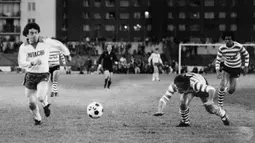 Kevin Keegan (kiri) yang pensiun sebagai pemain pada Juli 1985 bersama Blacktown City tercatat pernah bermain di Bundesliga Liga Jerman dengan membela Hamburger SV selama tiga musim mulai 1977/1978 hingga 1979/1980. Ia total bermain dalam 90 laga di Bundesliga dengan torehan 32 gol dan 2 assist. Dari jumlah gol tersebut, satu hattrick berhasil dikoleksinya pada pekan ke-16 musim 1978/1979 saat Hamburger SV menang 3-1 atas Arminia Bielefeld. (AFP/STR)