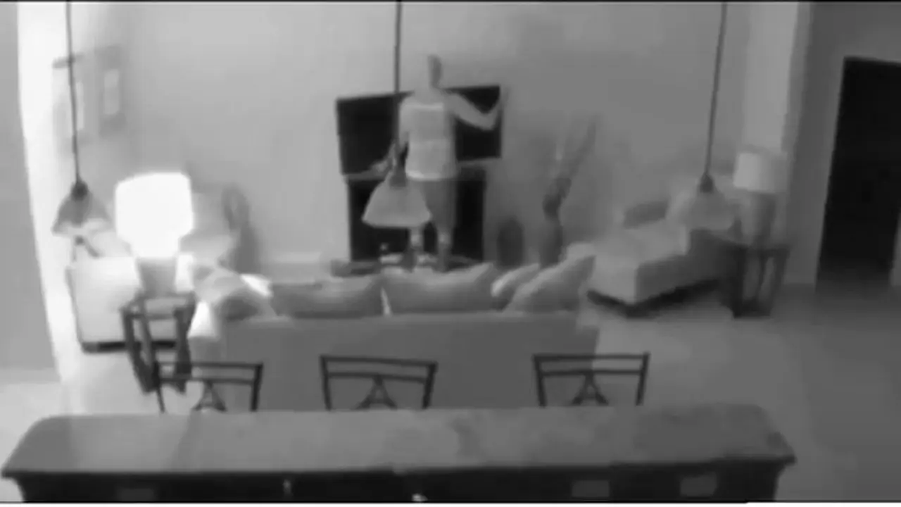 Menonton 'Siaran Langsung' Perampokan Rumah Sendiri *VIDEO
