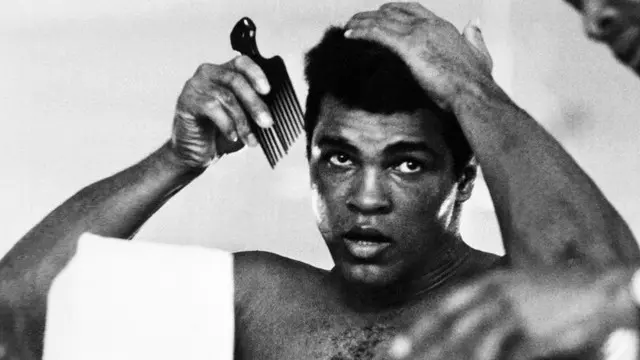 Muhammad Ali, petinju legendaris Amerika Serikat pernah meledek lawan tandingnya dengan menyisir rambutnya seolah sedang bersolek.