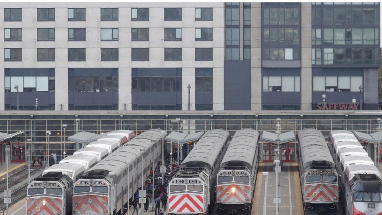Beberapa kereta tampak terparkir di stasiun kereta Caltrain di San Francisco, pada 16 Oktober 2019. (Foto: AP/Jeff Chiu)