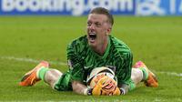 Aksi kiper Inggris, Jordan Pickford, saat mengamankan gawangnya dari peluang Slovakia pada babak 16 besar Piala Eropa 2024 di Gelsenkirchen, Minggu (30/6/2024) malam WIB.&nbsp;(AP Photo/Antonio Calanni)