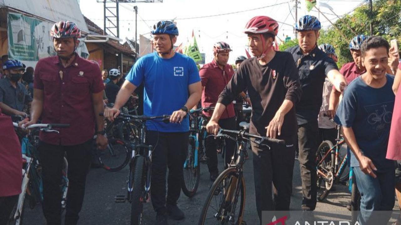 AHY yang sedang bersepeda bersama rombongan, terlihat berhenti di pinggir jalan karena mengetahui ada rombongan Presiden yang juga bersepeda.<br>