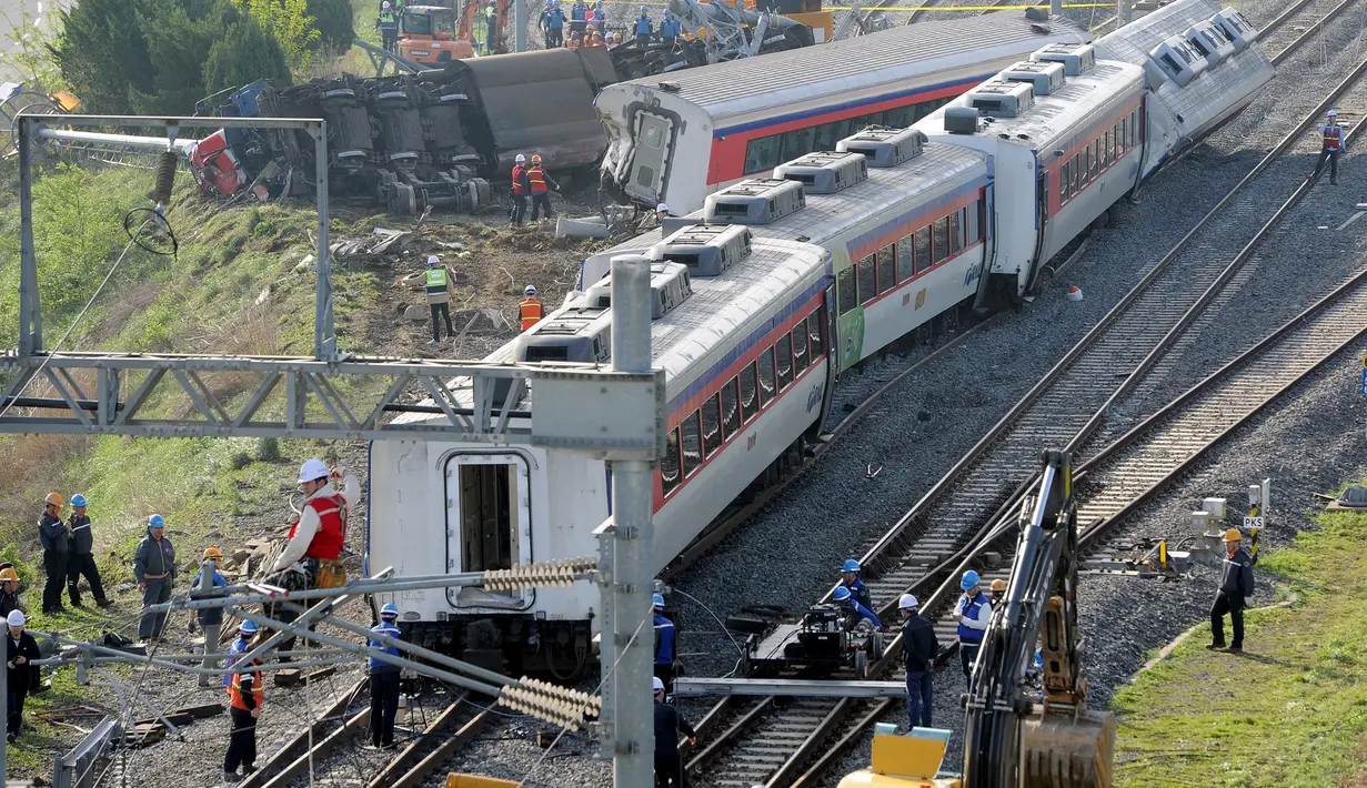 Sebuah kereta api penumpang tergelincir dan keluar dari jalurnya di kota pelabuhan selatan Yeosu, Korea Selatan, Jumat (22/4). Akibat kecelakaan itu sang masinis tewas, sementara delapan penumpang mengalami luka-luka. (Hwang Hee-kyu/News1 via REUTERS)