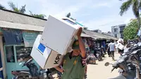 Salah satu petugas PPS di Kabupaten Banyuasin Sumsel membawa kotak suara saat Pemilu, Rabu (17/4/2019) (Liputan6.com / Nefri Inge)