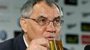 Wolfsburg&#039;s coach Felix Magath drinks a glass of tea at a press conference after the German first division Bundesliga football match VfL Wolfsburg vs TSG 1899 Hoffenheim on May 2, 2009. AFP PHOTO DDP/RONNY HARTMANN