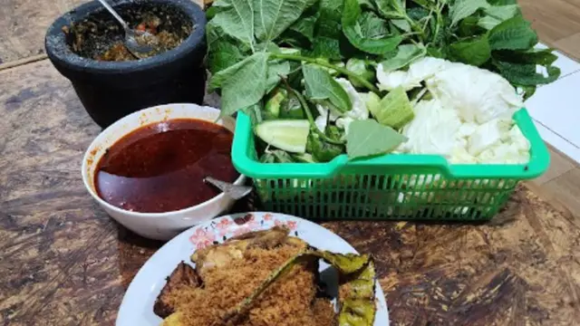 Varian lalapan komplet di Rumah Makan Ayam Goreng Padaloma/ Maps Moses Heryanto