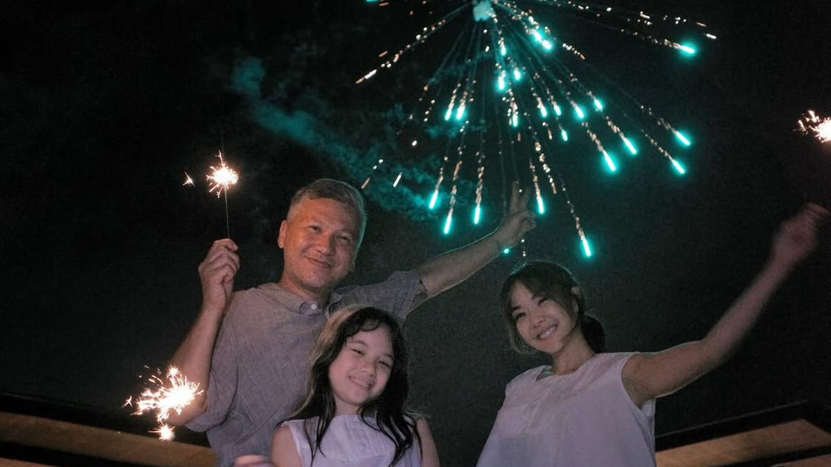 Gaya Kompak Gisella Anastasia dan Gempita Bermain di Pantai Bali saat Liburan Akhir Tahun Bersama Gading Marten