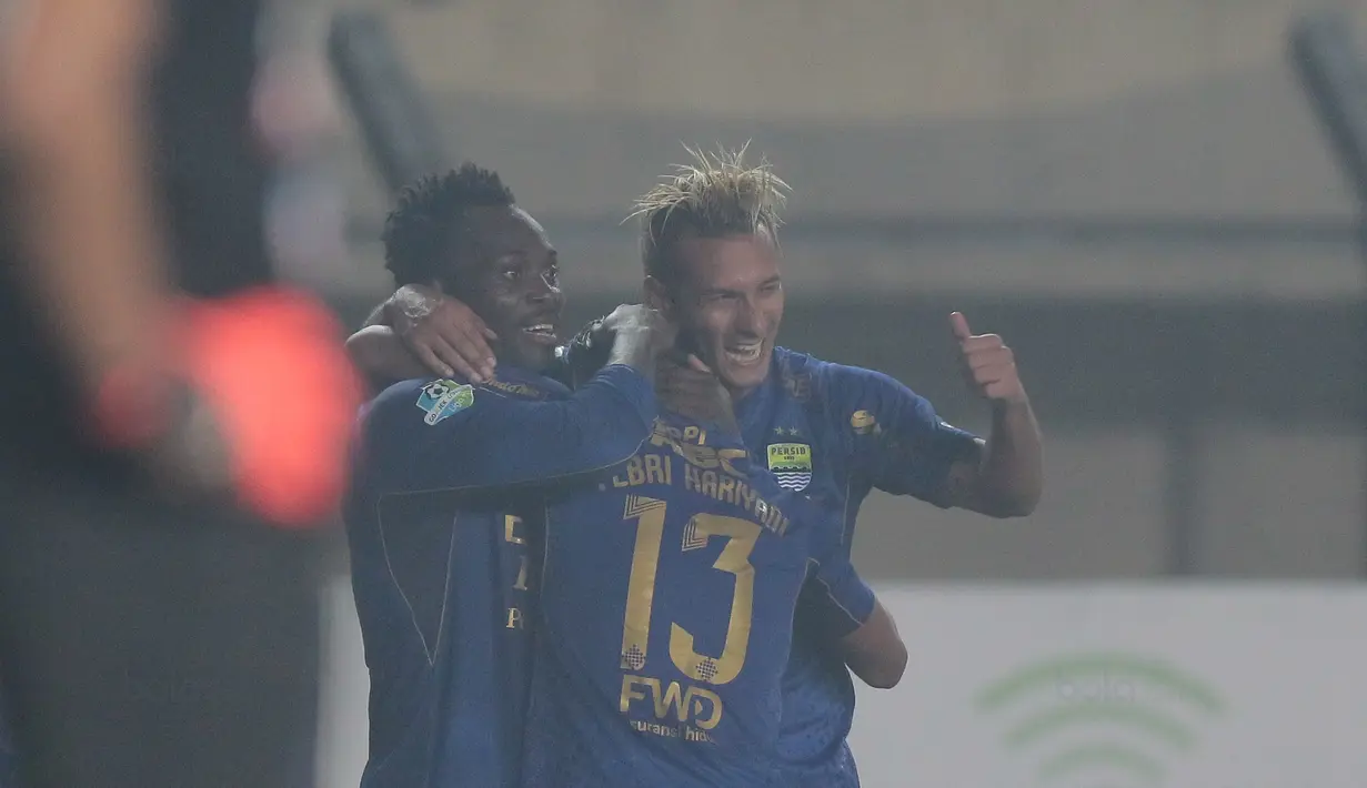 Michael Essien dan Raphael Maitimo memeluk Febri Hariyadi saat merayakan gol ke gawang PS TNI pada lanjutan Liga 1 2017 di Stadion Si Jalak Harupat, Sabtu (05/8/2017). Persib menang 3-1. (Bola.com/Nicklas Hanoatubun)