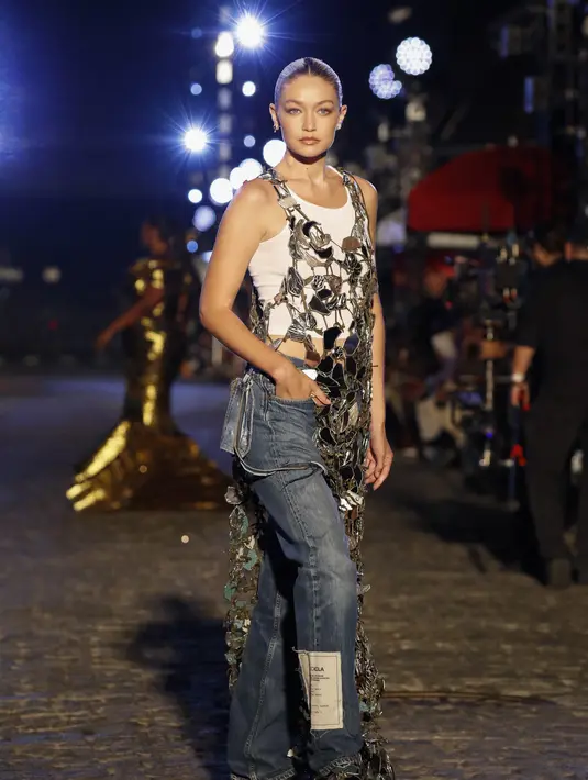 Gigi Hadid berjalan di runway  mengenakan busana VOGUE World: New York selama New York Fashion Week 2022 di New York City (12/9/2022). (JP Yim/Getty Images for Vogue/AFP)