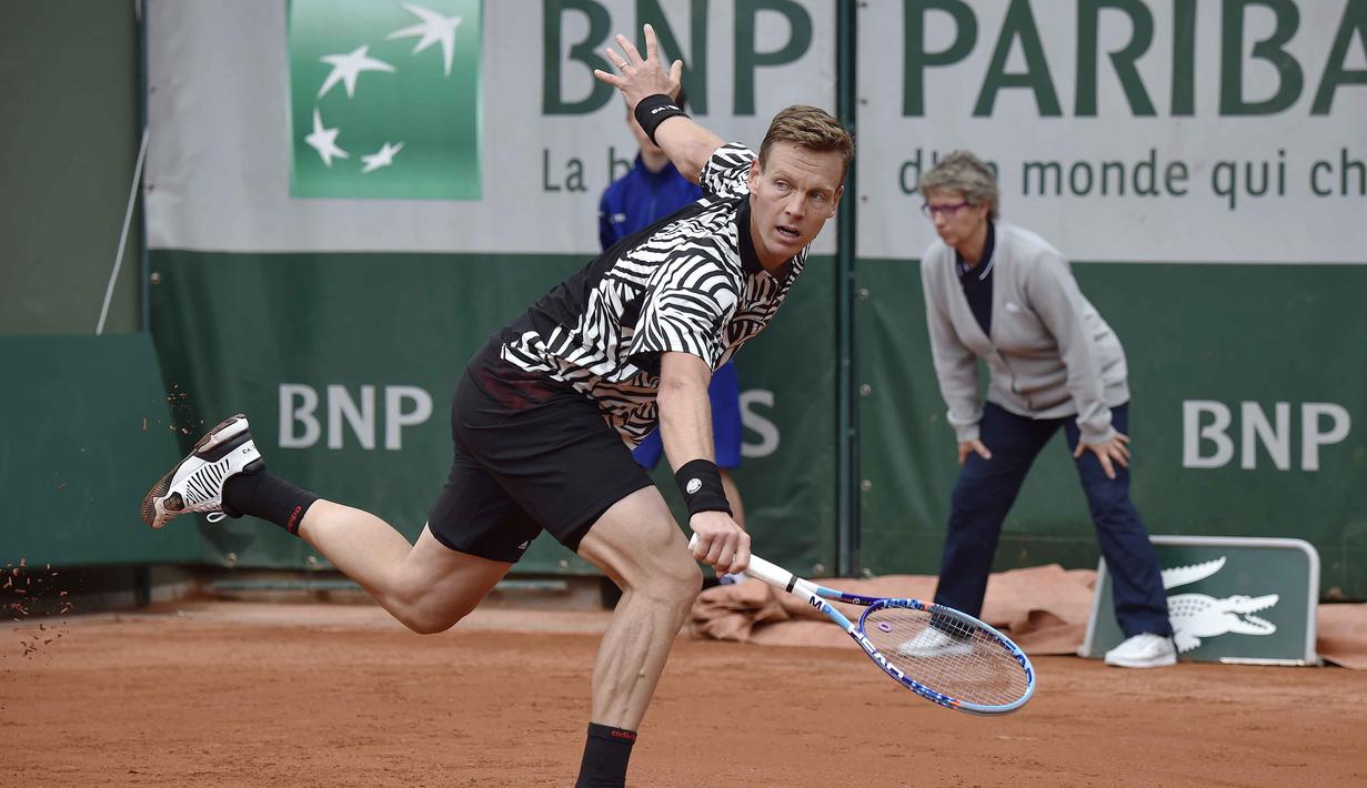 Tomas Berdych beraksi dengan kaos bermotif zebra saat berlaga pada Prancis Terbuka 2016 di Roland Garros, Paris, (24/5/2016). (AFP/Eric Feferberg)