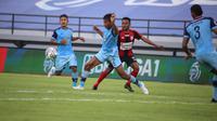 Duel Persiraja Jayapura melawan Persela Lamongan pada lanjutan BRI Liga 1 2021/2022 di di Stadion Kapten I Wayan Dipta, Gianyar, Kamis (6/1/2022) sore. (Bola.com/Maheswara Putra)
