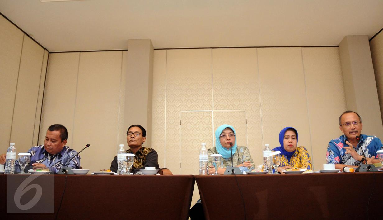 Direktur Promosi BNP2TKI, Anjar Prihantono (kanan) memberikan keterangan saat Rapat Penajaman Cetak Biru Kedeputian Kerjasama Luar Negeri dan Promosi 2016-2019 di Bogor, Kamis (10/12/2015). (Liputan6.com/Helmi Fithriansyah)