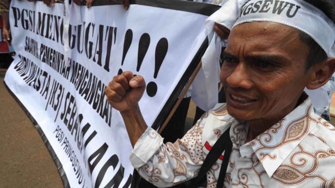 Tuntut jadi PNS, ratusan guru demo di depan Istana Negara