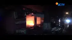 Warung kopi di Lamongan, Jawa Timur, ludes terbakar pada Kamis (28/12) dini hari. Kemudian kebakaran merembet ke gudang kembang api.