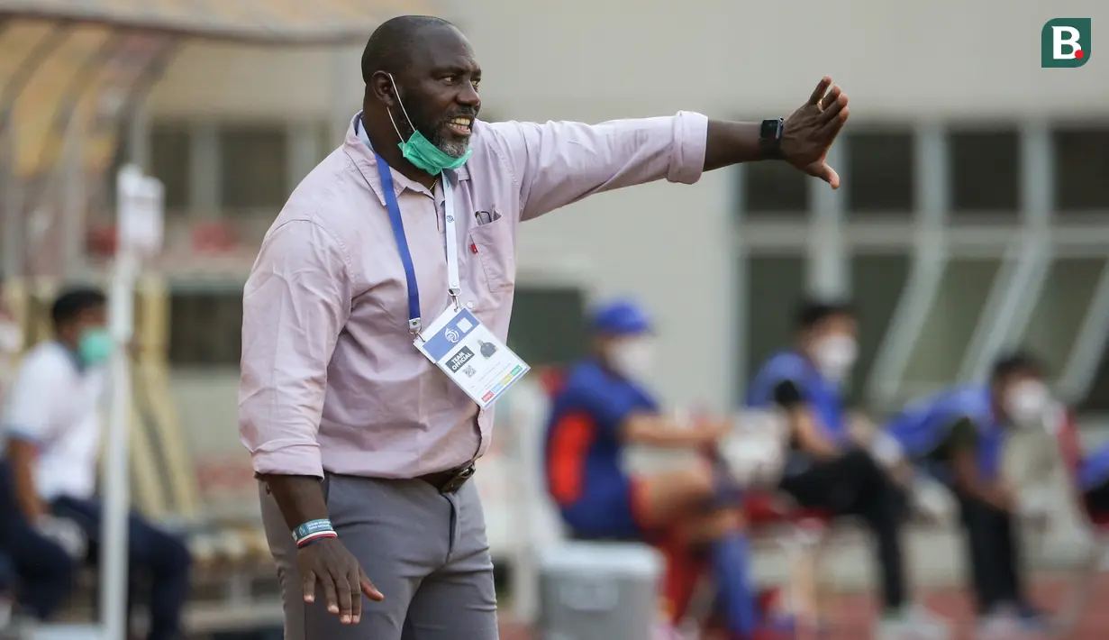 Jacksen F. Tiago resmi dipecat oleh Persipura Jayapura pada Jumat (19/11/2021). Hal ini merupakan kali kedua klub yang berjuluk Mutiara Hitam berpisah dengan dirinya. Rentetan hasil buruk yang membuat Persipura terbenam di zona degradasi diduga menjadi alasannya. (Bola.com/Bagaskara Lazuardi)