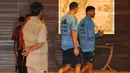 Pemain Timnas Argentina, Emiliano Martinez (tengah) dan Christian Romero berjalan meninggalkan lobi hotel menuju tempat latihan di Stadion Utama Gelora Bung Karno, Jakarta, Sabtu (17/6/2023). (Bola.com/Bagaskara Lazuardi)