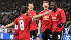 Para pemain Manchester United merayakan gol Romelu Lukaku saat melawan Huddersfield Town pada putaran kelima Piala FA di John Smith stadium, Huddersfield, (17/2/2018). Manchester United menang 2-0. (AFP/Oli Scarff)