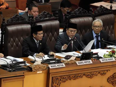 Ketua DPR Ade Komarudin (kedua kanan) mengesahkan RUU Pengampunan Pajak (Tax Amnesty) dan RAPBNP 2016 saat memimpin sidang Paripurna DPR, Jakarta, Selasa (28/6). Sidang tersebut dihadiri 261 anggota DPR dari total 558 anggota. (Liputan6.com/Johan Tallo)