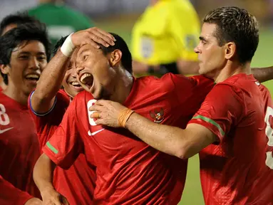 Timnas Indonesia telah bertemu Malaysia 8 kali di ajang Piala AFF. Dengan hasil 4 kali menang dan 4 kali kalah, Timnas Garuda mampu mengoyak gawang Malaysia sebanyak 14 kali, termasuk dua gol bunuh diri pemain Malaysia. Berikut 10 pemain pencetak 12 gol tersebut. (AFP/Adek Berry)