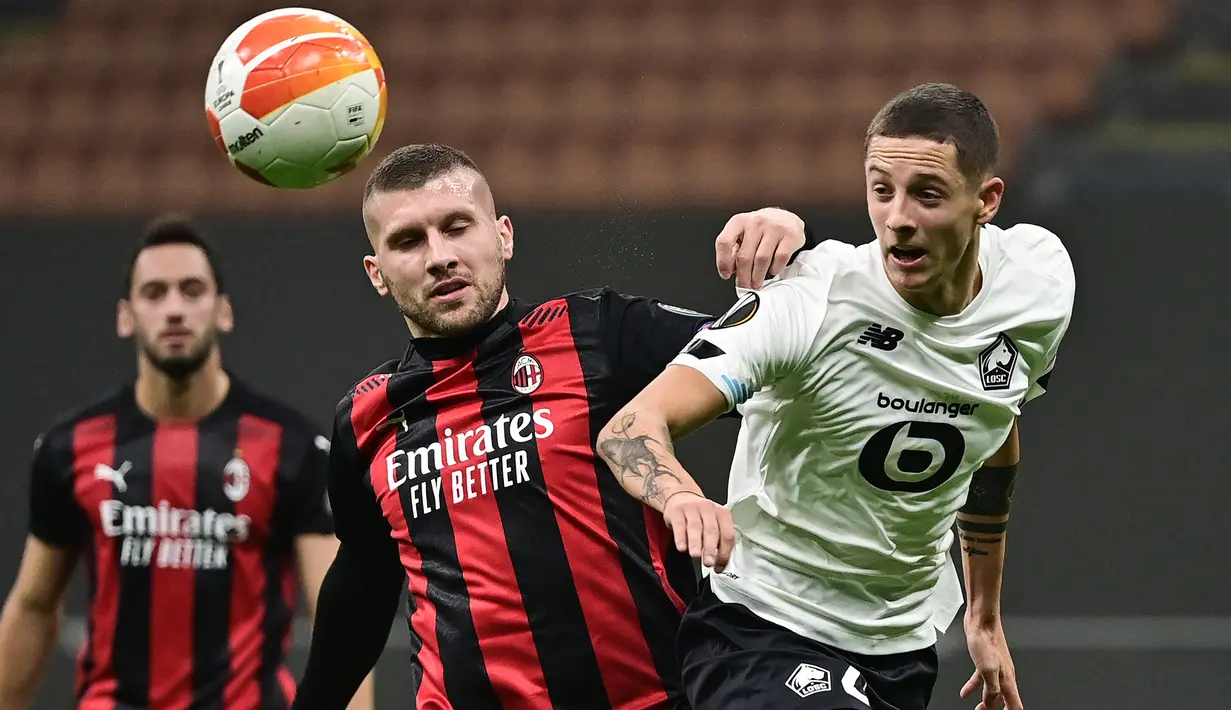 Penyerang AC Milan, Ante Rebic, berebut bola dengan bek Lille, Sven Botman, pada laga lanjutan Liga Europa 2020/2021 di San Siro, Jumat (6/11/2020) dini hari WIB. AC Milan kalah 0-3 oleh Lille. (AFP/Miguel Medina)