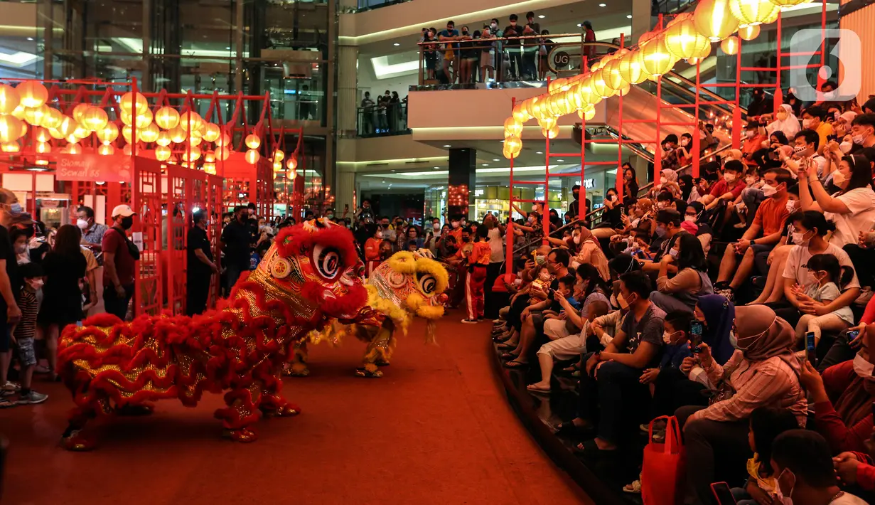 Pengunjung menyaksikan atraksi kelompok barongsai di mal kawasan Jakarta, Minggu (30/1/2022). Dalam rangka menyambut Tahun Baru Imlek, Mal di Jakarta menghadirkan atraksi barongsai yang untuk menghibur pengunjung dan menarik daya beli masyarakat. (Liputan6.com/Johan Tallo)