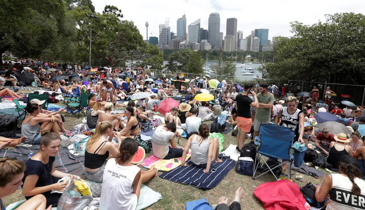 Ribuan warga sudah menempati posisi untuk menonton kembang api jelang pergantian Tahun Baru di Sydney, Australia, (31/12/2016). Mereka sengaja membawa bantal dan tikar dari rumah. (REUTERS/Jason Reed)