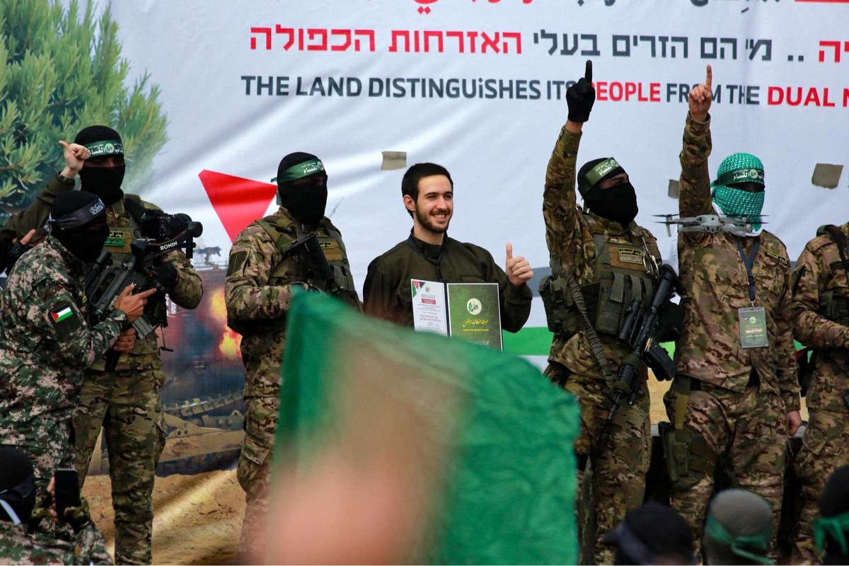 Momen Sandera Israel Cium Kening Pejuang Hamas