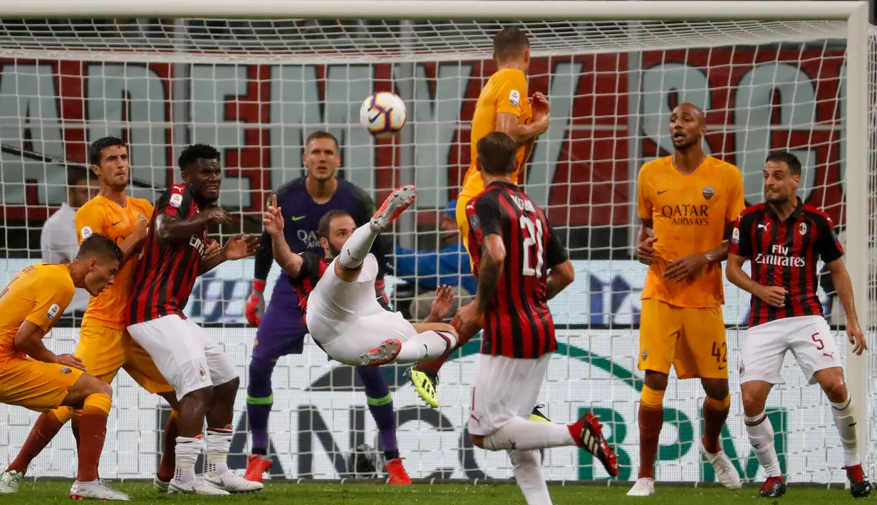 Pemain AC Milan, Gonzalo Higuain melakukan tendangan akrobatik saat menghadapi AS Roma dalam Serie A Italia di Stadion San Siro, Milan, Jumat (31/8). AC Milan menekuk AS Roma dengan skor 2-1. (AP Photo/Antonio Calanni)