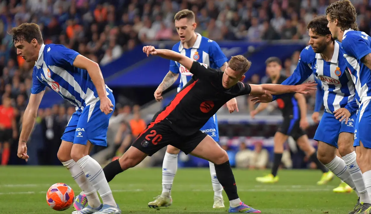 Membutuhkan hasil positif, Barcelona tampil agresif sejak awal laga. (MANAURE QUINTERO/AFP)