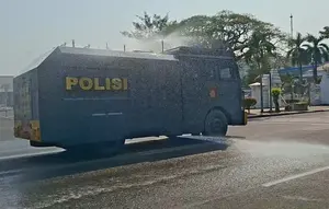 Water Cannon Dikerahkan Bersihkan Abu Anak Krakatau di Serang